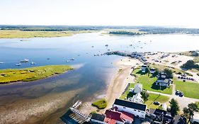 Bright 4Br Beach House, Pine Point Perfection